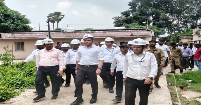 ऊर्जा सचिव अजय यादव छपरा में बिजली उपकेंद्र का निरीक्षण करते हुए