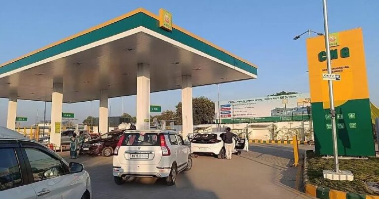 दिल्ली-NCR में CNG की कीमत बढ़ने के बाद CNG स्टेशन पर वाहन