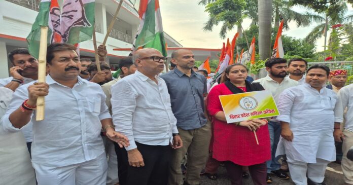पटना में राहुल गांधी पर दर्ज मुकदमे के विरोध में बिहार कांग्रेस का प्रदर्शन