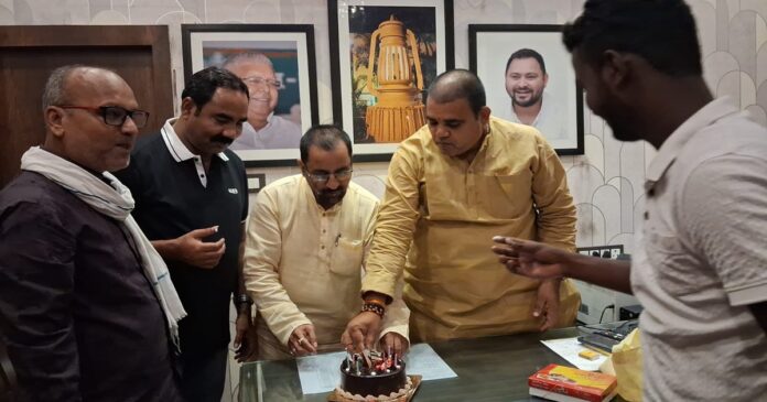 राजद नेता एजाज अहमद का 57वां जन्मदिन मनाते पार्टी नेता