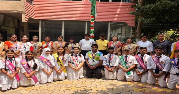 आलमगंज स्थित ज्ञानस्थली स्कूल में स्वतंत्रता दिवस समारोह के दौरान ध्वजारोहण