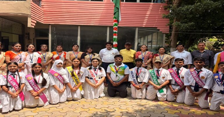 आलमगंज स्थित ज्ञानस्थली स्कूल में स्वतंत्रता दिवस समारोह के दौरान ध्वजारोहण