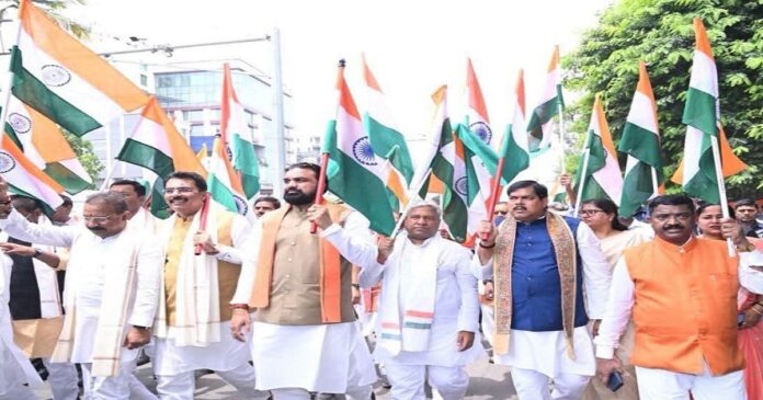 संतोष कुमार सुमन मुख्यमंत्री सम्राट चौधरी के साथ तिरंगा यात्रा में शामिल