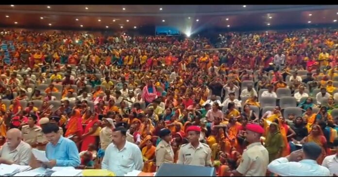 मोतिहारी के बापू सभागार में गरीब चौपाल कार्यक्रम में जुटी भीड़