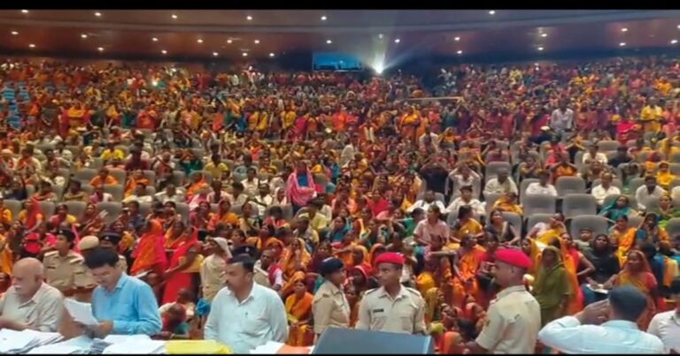 मोतिहारी के बापू सभागार में गरीब चौपाल कार्यक्रम में जुटी भीड़