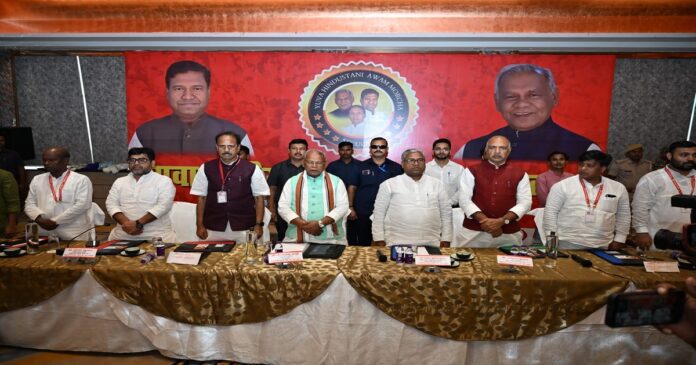 हिंदुस्तानी आवाम मोर्चा युवा की राष्ट्रीय कार्यकारिणी बैठक में जीतन राम मांझी और पार्टी के वरिष्ठ नेता