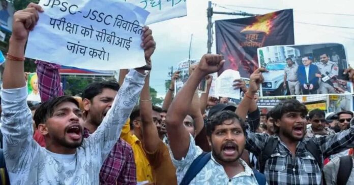 रांची में जेपीएससी परीक्षा रद्द करने की मांग को लेकर प्रदर्शन करते छात्र