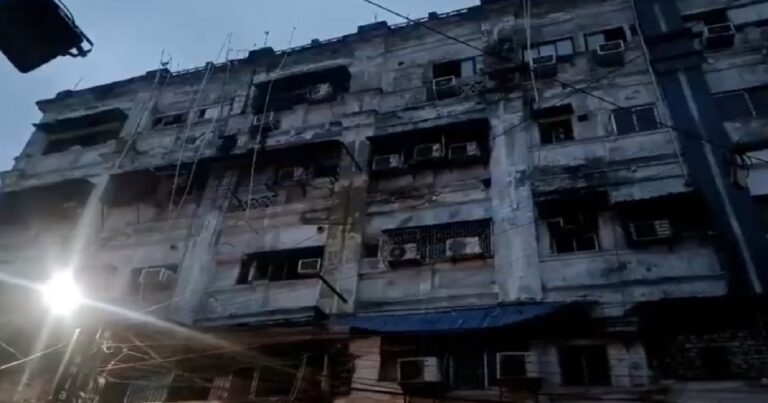 कोलकाता के न्यू मार्केट इलाके में होटल में लगी भीषण आग