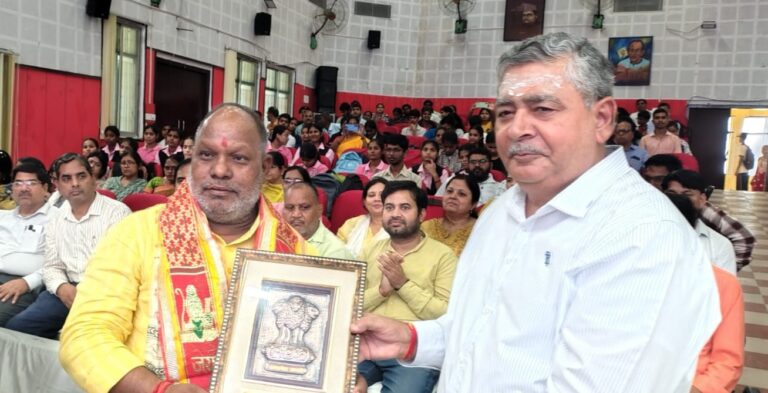 हंसराज विश्वकर्मा बोले- विकसित भारत में खेलों की अहम भूमिका, कुलपति ने कहा- व्यक्तित्व निखारते हैं खेल