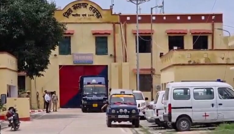 उमर अहमद को प्रयागराज ले जाते समय नवाबगंज टोल प्लाजा पर हंगामा