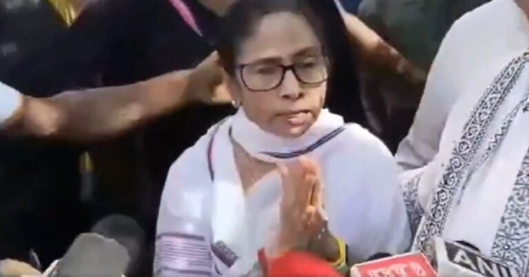 कांचरापाड़ा में विरोध के दौरान ममता बनर्जी की कार के आसपास प्रदर्शनकारी
