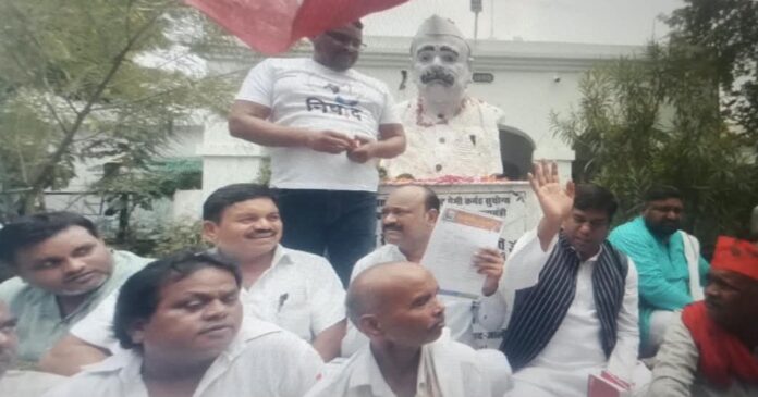 जालौन में धरने पर बैठे मुकेश सहनी