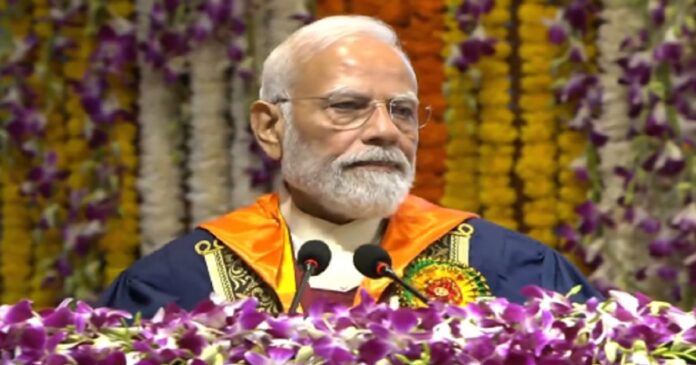 आईआईटी दिल्ली के 57वें दीक्षांत समारोह में छात्रों को संबोधित करते प्रधानमंत्री नरेंद्र मोदी