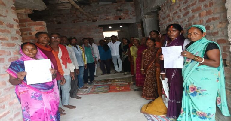 नवादा में 30 साल से सरकारी जमीन पर बसे 20 महादलित परिवार, अब डीएम से लगाई वासगीत पर्चा की गुहार