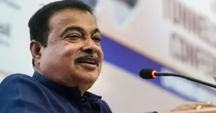 नितिन गडकरी नागपुर में कार्यक्रम के दौरान नई पीढ़ी को जिम्मेदारी देने की बात करते हुए