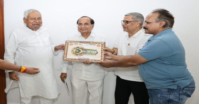बोल बम सेवा समिति के प्रतिनिधिमंडल ने नीतीश कुमार से की मुलाकात