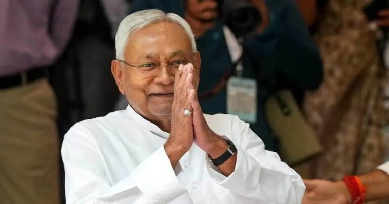 रक्षाबंधन एवं बिहार वृक्ष सुरक्षा दिवस पर नीतीश कुमार ने पेड़ को रक्षा सूत्र बांधकर पर्यावरण संरक्षण का संदेश दिया।