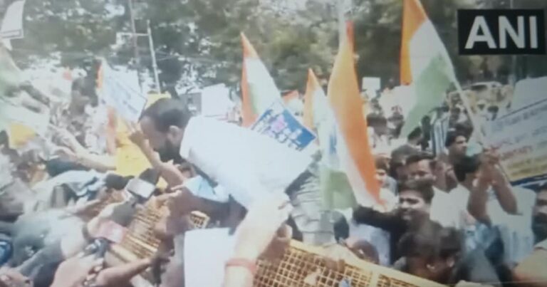 पटना में छात्रों का हंगामा, बैरिकेड तोड़कर आगे बढ़े प्रदर्शनकारी; पुलिस से झड़प