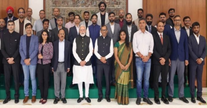 प्रधानमंत्री नरेंद्र मोदी 20 स्पेस स्टार्टअप के संस्थापकों और सीईओ के साथ बातचीत करते हुए