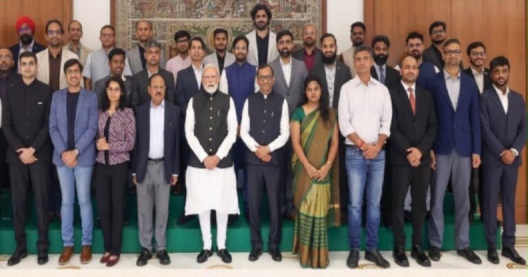 प्रधानमंत्री नरेंद्र मोदी 20 स्पेस स्टार्टअप के संस्थापकों और सीईओ के साथ बातचीत करते हुए