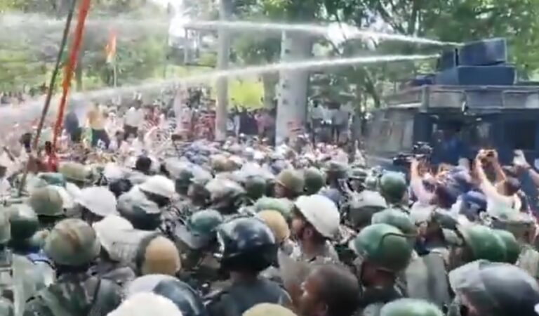 रांची में विधानसभा मार्च के दौरान छात्रों पर आंसू गैस छोड़ती पुलिस