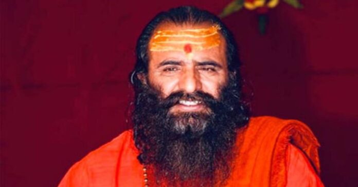 मोहन भागवत के धर्म और मानवता पर दिए बयान का समर्थन करते हुए महंत रवींद्र पुरी ने भाईचारे की अपील की।