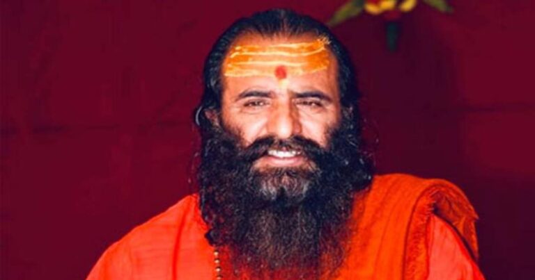 मोहन भागवत के धर्म और मानवता पर दिए बयान का समर्थन करते हुए महंत रवींद्र पुरी ने भाईचारे की अपील की।