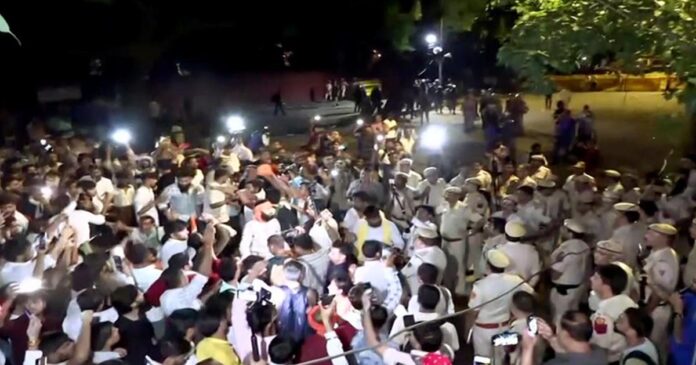 जंतर-मंतर पर जाति आधारित आरक्षण के खिलाफ प्रदर्शन करते युवा
