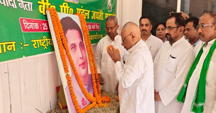 पटना में बीपी मंडल की जयंती पर उनके चित्र पर माल्यार्पण करते राजद प्रदेश अध्यक्ष मंगनी लाल मंडल