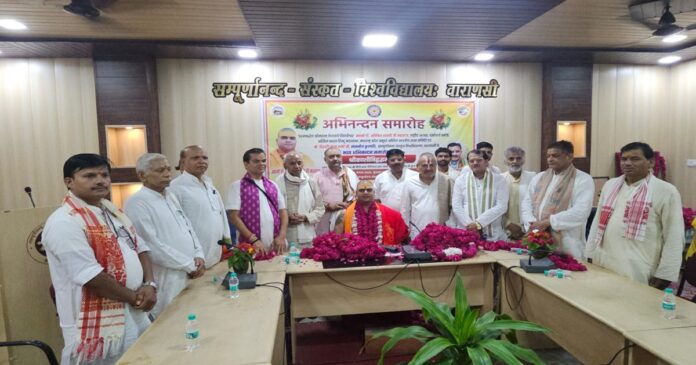 वाराणसी में स्वामी अनिकेत शास्त्री के अभिनंदन समारोह का दृश्य