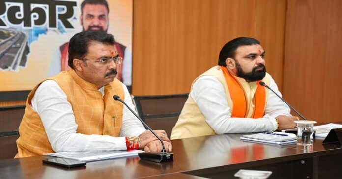 नेहरू स्टेडियम को राष्ट्रीय स्तर के खेल परिसर के रूप में विकसित करने की योजना की समीक्षा करते संजय सरावगी।