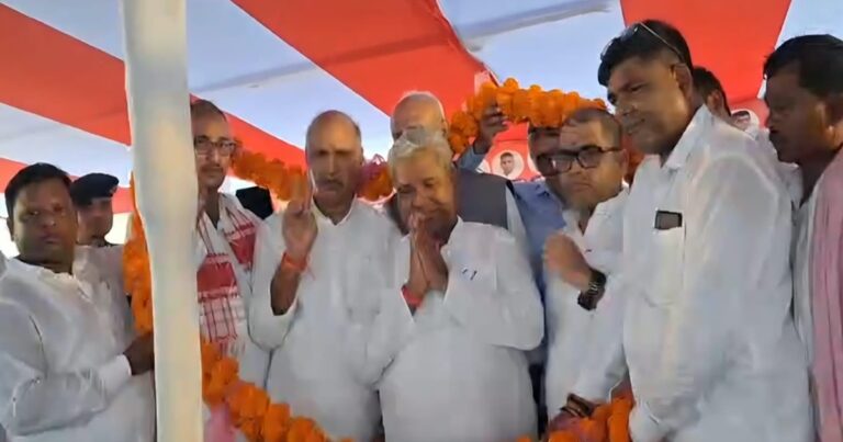 मुंगेर में गरीब चौपाल कार्यक्रम के दौरान संतोष कुमार सुमन