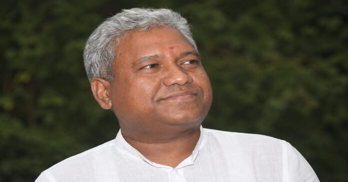 बिहार सरकार के मंत्री संतोष कुमार सुमन आरक्षण के मुद्दे पर बयान देते हुए