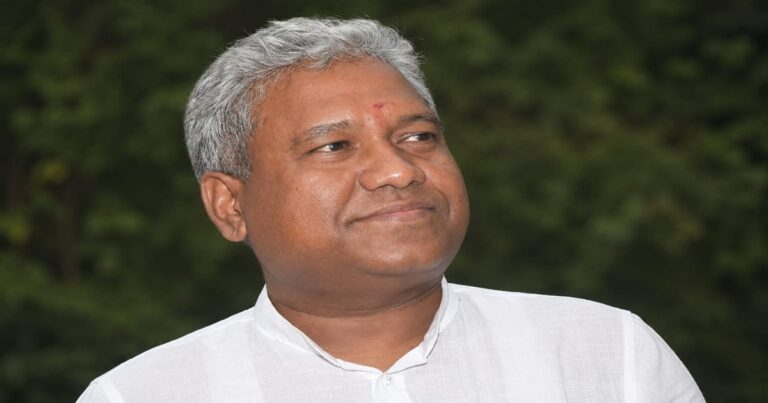 बिहार सरकार के मंत्री संतोष कुमार सुमन आरक्षण के मुद्दे पर बयान देते हुए