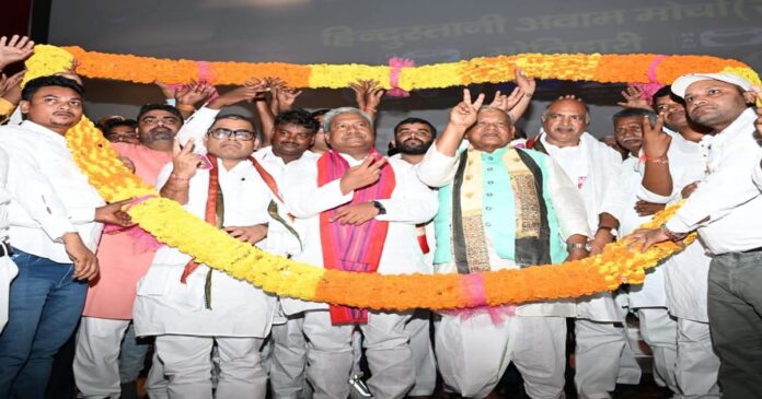 मोतिहारी में गरीब चौपाल यात्रा के दौरान जीतन राम मांझी और संतोष कुमार सुमन