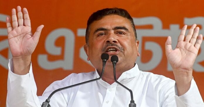 जादवपुर यूनिवर्सिटी के बाहर कार्यक्रम में पश्चिम बंगाल के मुख्यमंत्री शुभेंदु अधिकारी