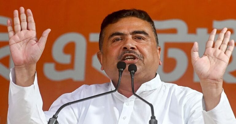जादवपुर यूनिवर्सिटी के बाहर कार्यक्रम में पश्चिम बंगाल के मुख्यमंत्री शुभेंदु अधिकारी