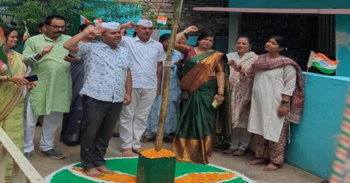 पटना में सोशलिस्ट पार्टी इंडिया के प्रदेश कार्यालय में स्वतंत्रता दिवस पर तिरंगा फहराते विनय कुमार झा और जय प्रकाश