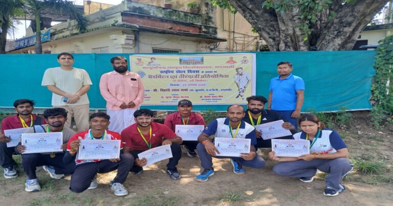 सम्पूर्णानन्द संस्कृत विश्वविद्यालय में राष्ट्रीय खेल दिवस पर आयोजित बैडमिंटन और तीरंदाजी प्रतियोगिता में शामिल खिलाड़ी।
