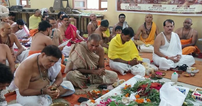 सम्पूर्णानंद संस्कृत विश्वविद्यालय में श्रावणी उपाकर्म और ऋषि पूजन