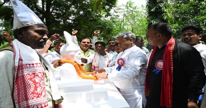 माउंटेन मैन दशरथ मांझी की प्रतिमा पर श्रद्धांजलि देते संतोष कुमार सुमन