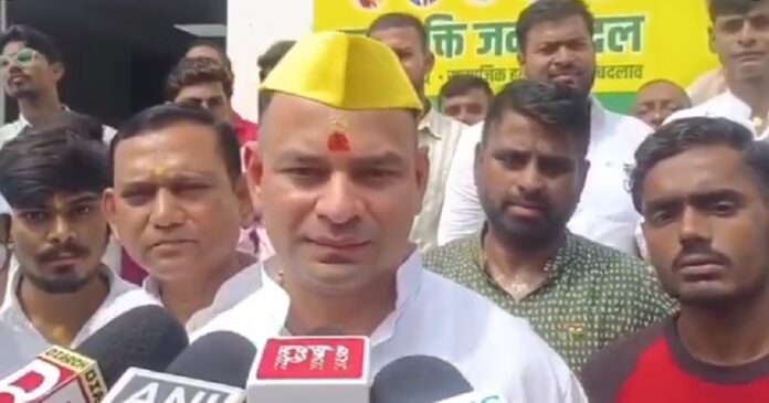 पटना में स्वतंत्रता दिवस पर जन शक्ति जनता दल अध्यक्ष तेज प्रताप यादव