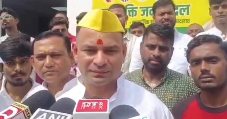 पटना में स्वतंत्रता दिवस पर जन शक्ति जनता दल अध्यक्ष तेज प्रताप यादव