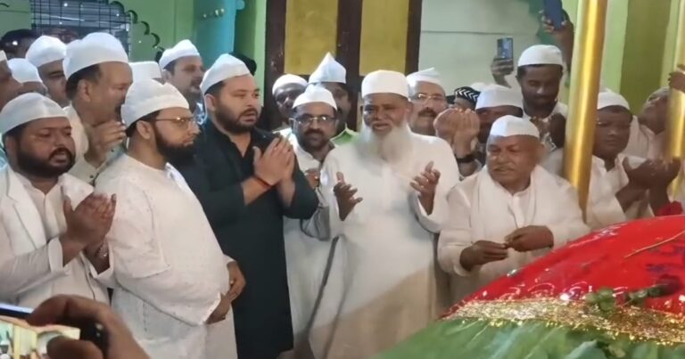 फुलवारी शरीफ खानकाह मुजीबिया में चादरपोशी करते तेजस्वी यादव