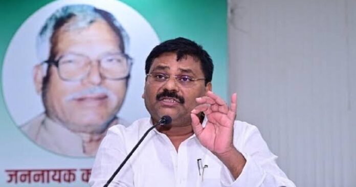 बिहार में शिक्षक भर्ती के चौथे चरण यानी टीआरई-4 के तहत 32,388 पदों पर नियुक्ति की प्रक्रिया को लेकर जदयू प्रदेश अध्यक्ष उमेश सिंह कुशवाहा ने सरकार की रोजगार नीति पर प्रतिक्रिया दी है।