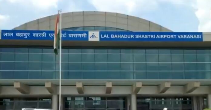 वाराणसी एयरपोर्ट पर लाइसेंसी पिस्टल से गोली चलने के बाद जांच करती पुलिस