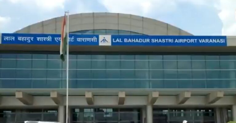 वाराणसी एयरपोर्ट पर लाइसेंसी पिस्टल से गोली चलने के बाद जांच करती पुलिस