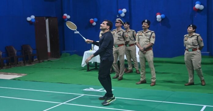 वाराणसी पुलिस लाइन में कैफेटेरिया और बैडमिंटन कोर्ट का उद्घाटन करते पुलिस आयुक्त मोहित अग्रवाल