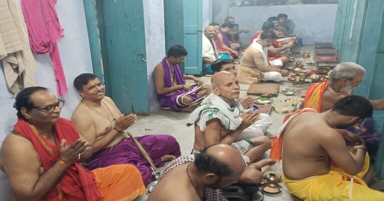 वाराणसी में ऋग्वेदी ब्राह्मणों ने किया श्रावणी उपाकर्म, वैदिक मंत्रों के बीच बदला यज्ञोपवीत