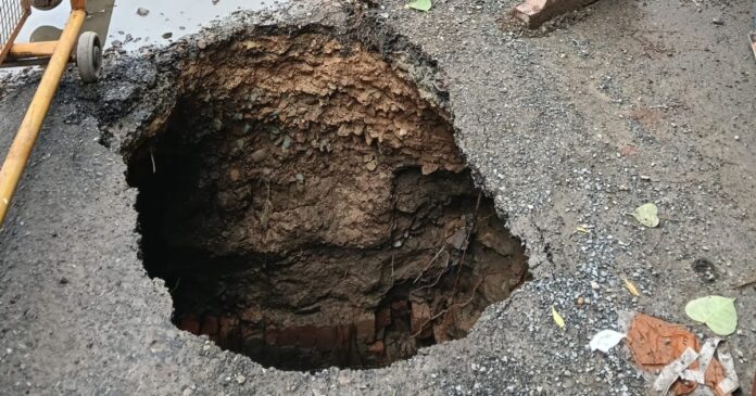 बीएचयू ट्रॉमा सेंटर के पास लंका मुख्य मार्ग पर धंसी सड़क